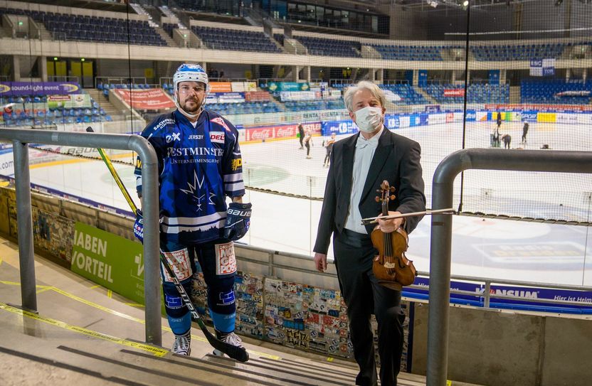 Holger Grohs, Geiger & Orchestervorstand der Sächsischen Staatskapelle Dresden & Eislöwen-Spieler Steven Rupprich in der Dresdner EnergieVerbund Arena. Fotos: PR/Michael Schmidt