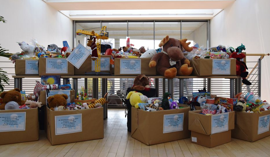 Die Kisten wurden an Vertreter der Tafeln übergeben. Jetzt werden daraus Geschenke verpackt. Foto: Pressestelle SPN