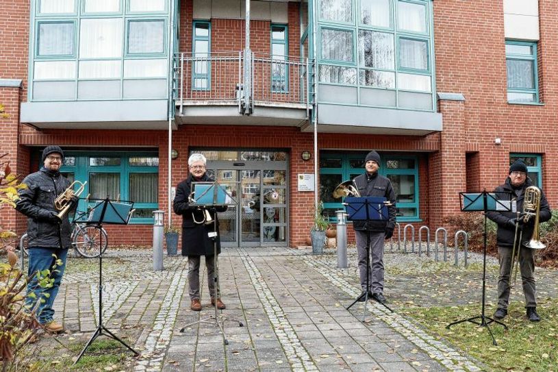 Musikalische Adventsgrüße überbrachten die Bläser vor dem Kamenzer Krankenhaus St. Johannes. Foto: Malteser/S. Hänsch
