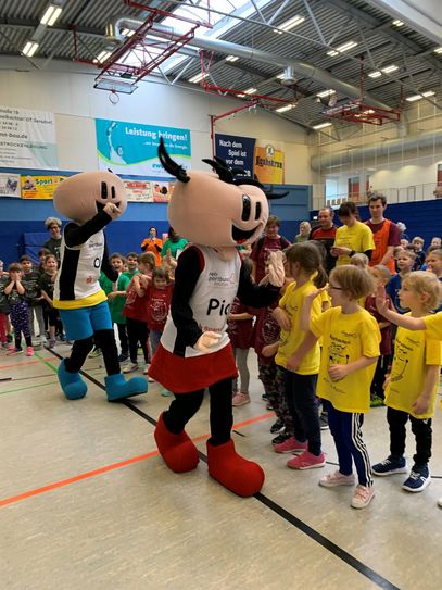 Für große Begeisterung bei den Kindern sorgten die  Maskottchen Oly und Pia Foto:  Elaine Jentsch