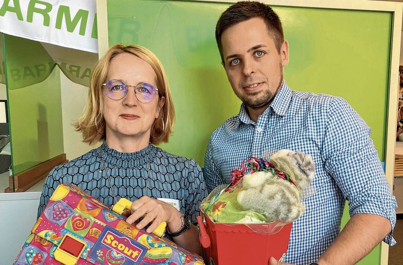 Die Barmer-Mitarbeiter Anett Schindler und Dieter Glowacki bereiten die Zuckertüten vor.