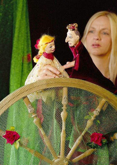 Das Mitteldeutsche Marionettentheatermuseum Bad Liebenwerda bringt den Märchenklassiker Dornröschen gemeinsam mit dem Puppentheater Märchenteppich von Susa Ahrens auf die Bühne.