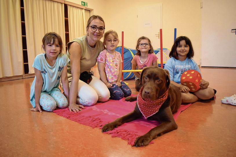 Kitaleiterin Elisa Nehrig und die Kinder bei einer der vielen Übungen mit der Labradorhündin »Resi«.
