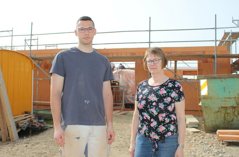 Azubi Nic Senejko und Elke Voigt vom Baugeschäft Peter Voigt in Holtendorf.