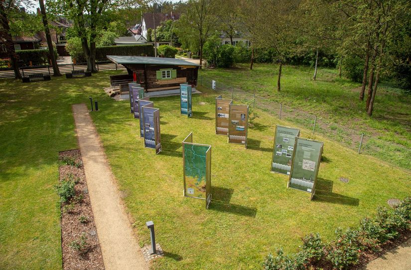 Die Ausstellung ist ab sofort und bis zum Tag des offenen Denkmals im September im Garten des Konrad-Wachsmann-Hauses aufgebaut. Die viersprachige Schau entstand mit EU-Mitteln und ist daher kostenlos anzusehen.