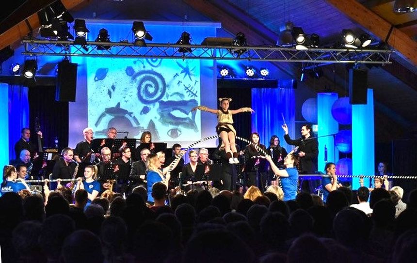Nach gelungener Premiere 2024 wird die Show »Musical-Fieber« nun in der zweiten Auflage am 22. März mit erweitertem Programm gezeigt und wieder mehr als 100 aktiv Mitwirkenden. Die Show mit den größten MusicalHits mit Orchester, Tanz, Turnern und schillernden Kostümen.