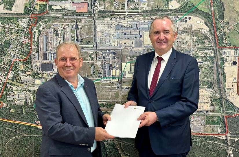 Manfred Heine, Verbandvorsteher Zweckverband Industriepark Schwarze Pumpe (l.), nahm den Zuwendungsbescheid von Thomas Schmidt, Staatsminister Regionalentwicklung Freistaat Sachsen, entgegen.