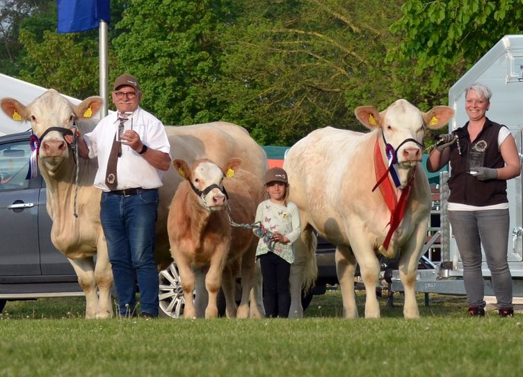 Eine stolze Leistung erbrachten das Team und die Rinder rund um Enrico Jahre auf der 30. BraLa in Paaren/Glien. Auf dem Foto (v.l.) zeigen Vater Helmut Jahre, Tochter Tilda und Kollegin Elisabeth Ende sichtlich erfreut die Siegertiere und die errungenen Auszeichnungen.