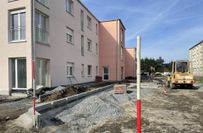 Die Pflasterarbeiten vor dem Neubau gehören zu den letzten Tätigkeiten, die vor dem Tag der offenen Türen am 9. März erledigt sein müssen.