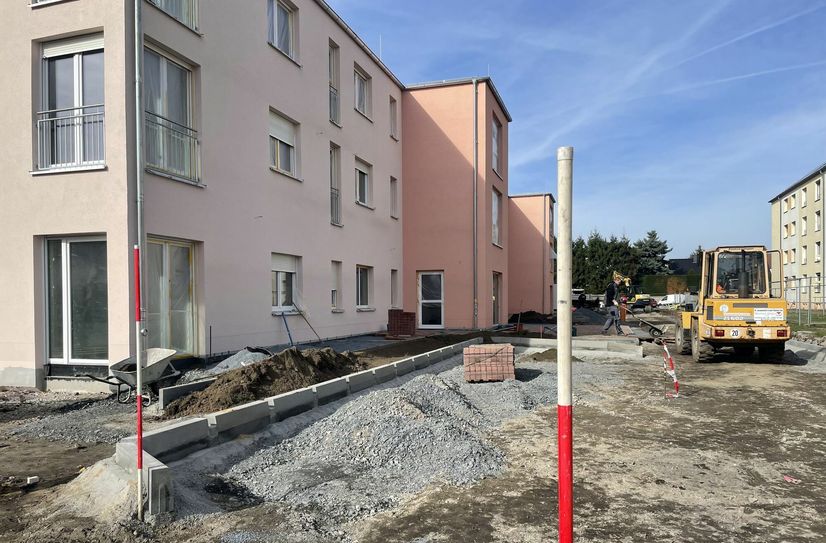 Die Pflasterarbeiten vor dem Neubau gehören zu den letzten Tätigkeiten, die vor dem Tag der offenen Türen am 9. März erledigt sein müssen.