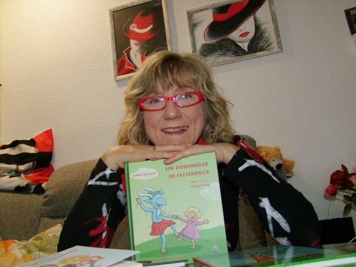 Der diesjährige bundesweite Vorlesetag steht unter dem Motto "Vorlesen schafft Zukunft". Die Kamenzer Autorin Birgit Richter gehört zu den über 160.000 Vorlesern in der Republik, die an diesem Tag in Schulen, Bibliotheken, Kitas oder Bahnhöfen vorlesen. An diesem Freitag wird sie in einer Königsbrücker Grundschule einige Lesungen halten.