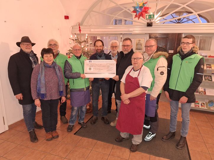 Lions Präsident Andreas Kohli und Leiter der Stadtmission Görlitz Diakon Karsten Mierig mit Lions Vorstandsmitgliedern und Helfern der Stadtmission bei der Scheckübergabe.