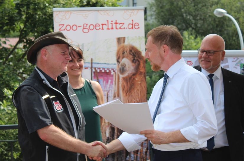 Ministerpräsident Michael Kretschmer (rechts) übergab die Fördermittelbescheide an Tierparkdirektor Dr. Sven Hammer.