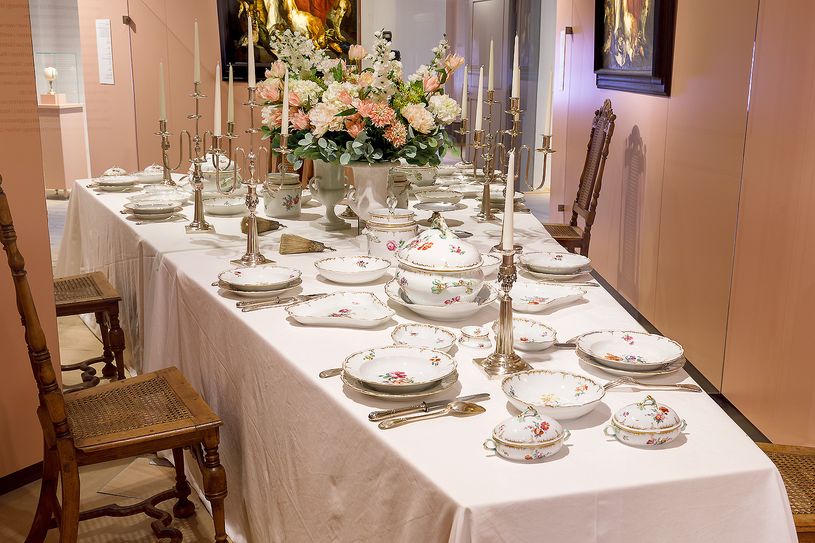 Die Gedecke aus einem Speise- und Dessertservice des Modell Neuglatt wurden um 1780 in der Königlichen Porzellanmanufaktur Berlin gefertigt und werden in der Doberluger Ausstellung »Vom Feinsten. Preußische Adelsschätze in sächsischen Mauern« gezeigt.