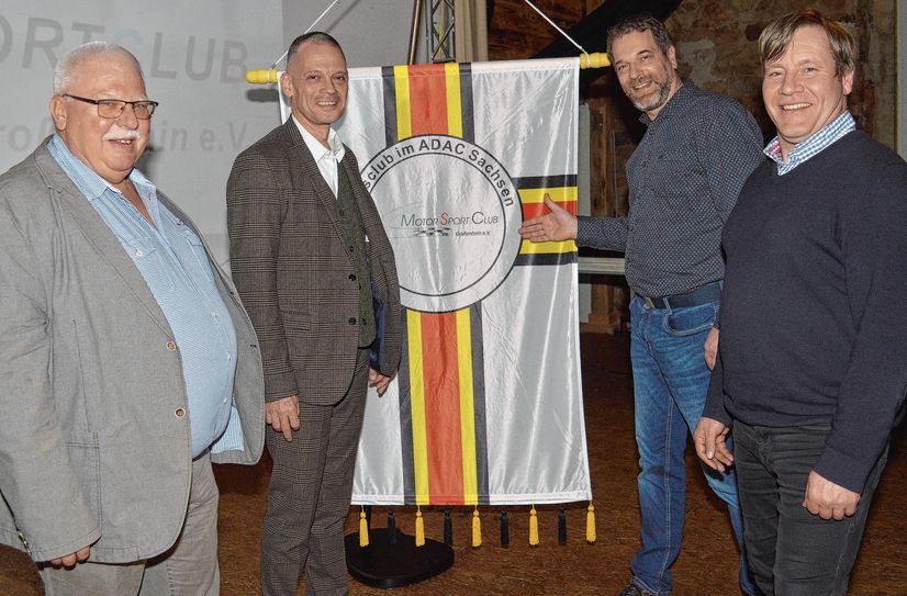 Vor der Vereinsfahne des Motorsportclubs Großenhain im ADAC: Oberbürgermeister Dr. Sven Mißbach, der Geschäftsführer des MC, Kai-Michael Riepert, Landrat Ralf Hänsel und Uwe Richter, der Vorsitzender des eingetragenen Vereins während der Festveranstaltung (v.r.).