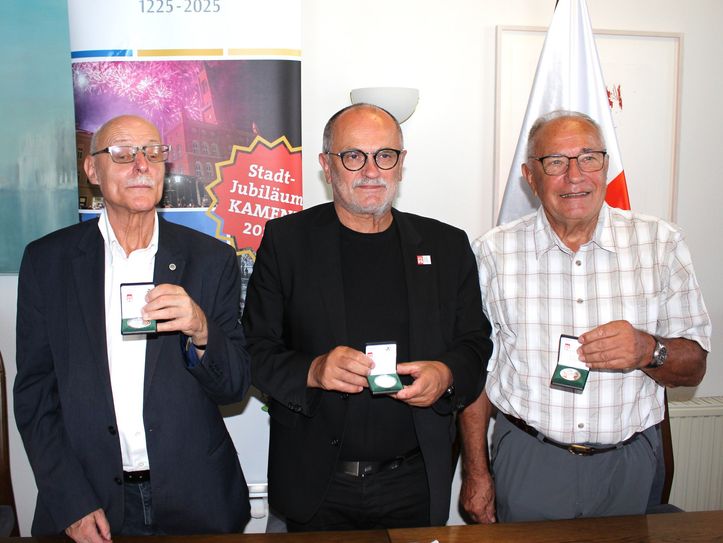 Der Vorsitzende der Kamenzer Münzfreunde, Jörg Bäuerle, Oberbürgermeister Roland Dantz und der Vizepräsident der Sächsischen Numismatischen Gesellschaft, Dr. Rudolf Reimann, präsentieren die Festmedaille zum Jubiläum ››Kamenz 800‹‹ (v.l.n.r.).