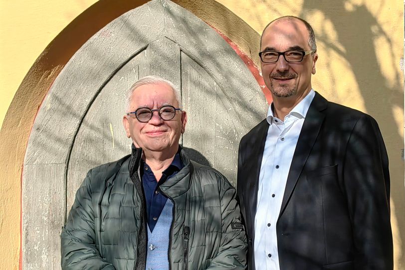 Gottfried Ecke ist seit 25 Jahren Ortsvorsteher in Weixdorf und übergibt sein Amt jetzt an Alexander Manzke, der als Vorsitzender des Kirchbauvereins auch viel zur Sanierung der Kirche beitragen hat.