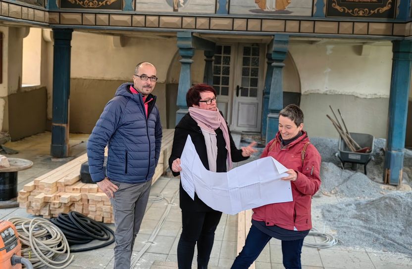 So sah es noch vor einigen Monaten aus: Alexander Manzke (1. Vors. Kirchbauverein), Claudia Domnick (Architektin) und Katja Wurlitzer (2. Vors. Kirchbauverein) mitten auf der Baustelle.