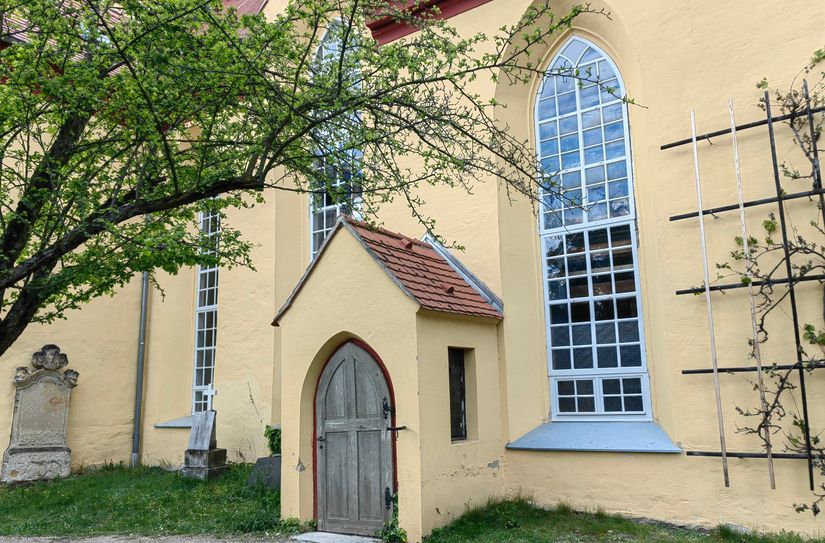 Anheimelnd liegt die kleine Dorfkirche im Ort