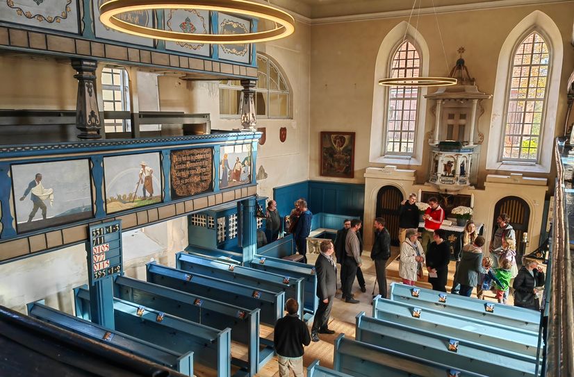 Blick in die Saalkirche: Eine hübsche Dorfkirche in Meeresblau.