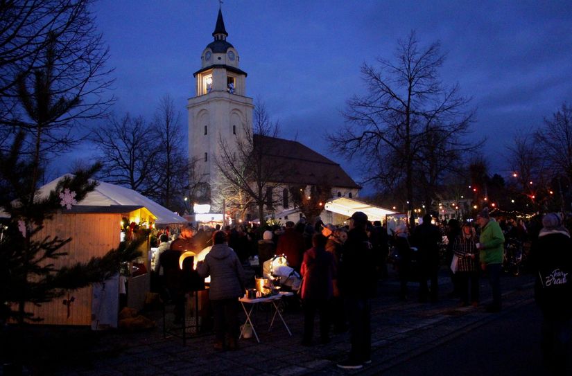 Der Weihnachtsmarkt in Altdöbern findet wieder an der Kirche statt.