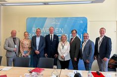 Fred Mahro, Dr. Maria Marquardt, Minister Detlef Tabbert, Hartwig Rolf (MIL Brandenburg), Simone Taubenek, Andreas Pfeiffer, Frank Kulik und Thomas Leberecht in Potsdam.