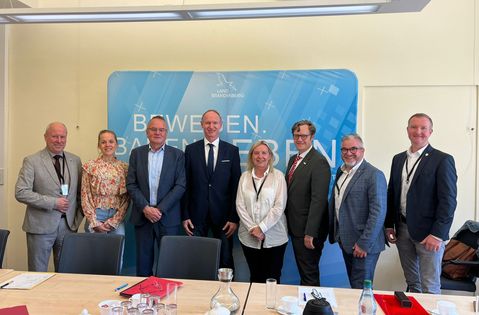 Fred Mahro, Dr. Maria Marquardt, Minister Detlef Tabbert, Hartwig Rolf (MIL Brandenburg), Simone Taubenek, Andreas Pfeiffer, Frank Kulik und Thomas Leberecht in Potsdam.