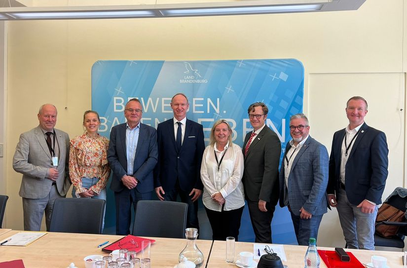 Fred Mahro, Dr. Maria Marquardt, Minister Detlef Tabbert, Hartwig Rolf (MIL Brandenburg), Simone Taubenek, Andreas Pfeiffer, Frank Kulik und Thomas Leberecht in Potsdam.