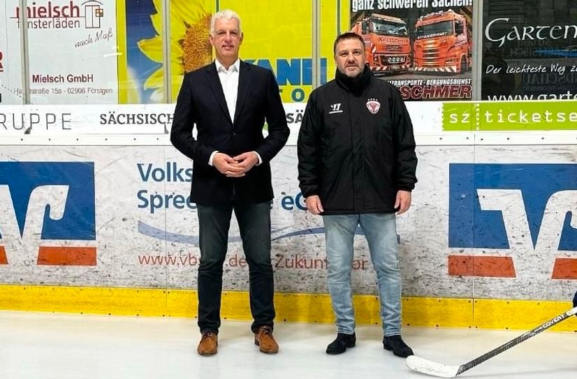 Frank Baer, Vorstandsvorsitzender der Volksbank Spree-Neiße (links), und Füchse-Geschäftsführer Dirk Rohrbach.