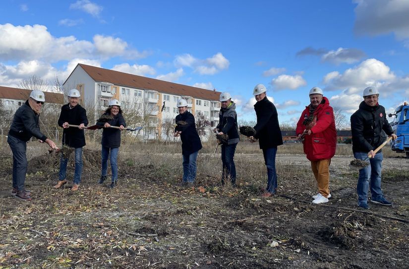 Der achtfache Spatenstich für den neuen EDEKA-Markt in Schipkau ist am 21. November erfolgt.