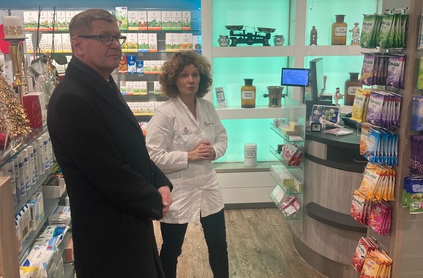 Landrat Heinze im Gespräch mit Grit Sponner, Inhaberin von drei Apotheken im Landkreis OSL, hier in der Filiale Heide-Apotheke in Schwarzheide.