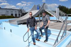 Bürgermeister Michael Herfort (links) und Bauamtsleiter Heiko Knoppik stehen vor dem neuen Highlight im Wilthener Stadtbad: der Badeinsel mit Rutsche.