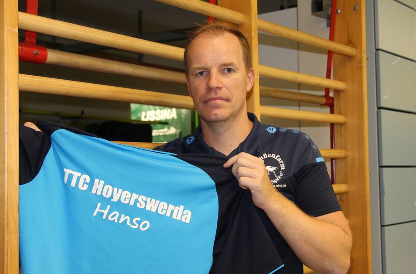 Der SV Lohsa wird Ronny Hanso in ehrendem Gedenken behalten. Hier ist Spendeninitiator und Freund Martin Czorny mit dem Trikot des Verstorbenen zu sehen.