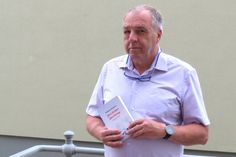 Der Dresdner Autor Wolfgang Wiedland hat einen bewegenden Roman über zwei Kamenzer Brüder geschrieben.