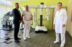 OLK-Geschäftsführer Jörg Scharfenberg, Dr. Ulrich Keßler, Chefarzt der Klinik für Chirurgie, und Dr. Aristeidis Zacharis, Chefarzt der Klinik für Urologie, vor dem neuen OP-Roboter im Bautzener Krankenhaus.