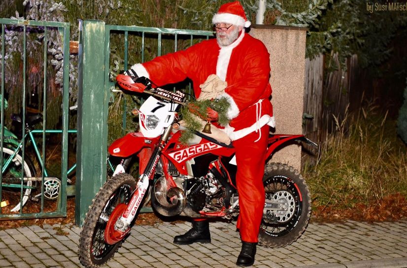 Im Rahmen des Hörlitzer Weihnachtsspaziergangs ist der Weihnachtsmann ein Sportfreund des MSC Hörlitz e.V., der standesgemäß mit einer Enduro anreist.