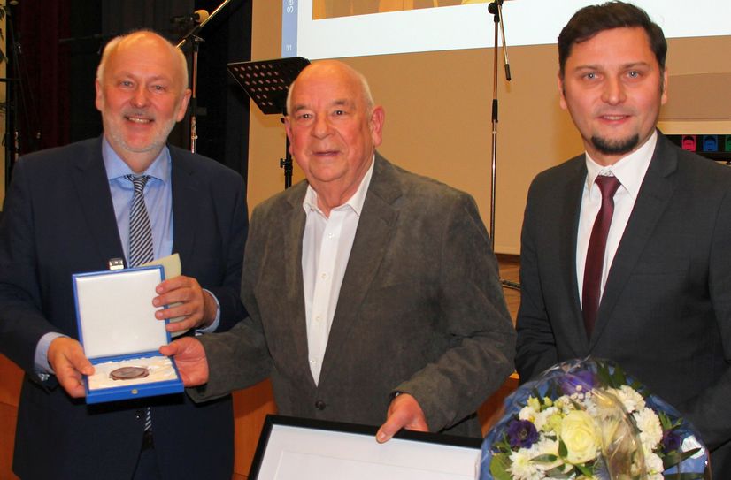 Christoph Schmidtchen (Mitte) erhielt die Ehrenmedaille der Stadt Großräschen von Bürgermeister Thomas Zenker (li.). André Lehnick (re.), Vorsitzender der Stadtverordnetenversammlung Großräschen, gehörte zu den ersten Gratulanten.