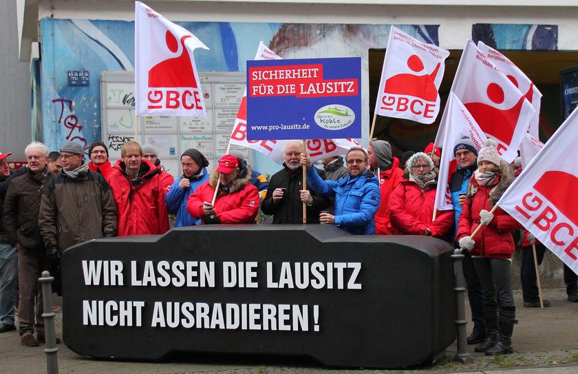 Auch zur neuen Runde der Sondierungsgespräche zeigt die Lausitz in Berlin Flagge. Am Sonntag demonstrierten zu Beginn der Gespräche am Vormittag gut 50 Kumpel und Bürger aus dem Lausitzer Revier für mehr energie- und industriepolitische Vernunft in den Sondierungsgesprächen. Foto: Verein