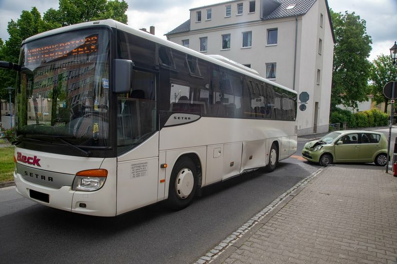 Im Kreuzungsbereich stießen beide Fahrzeuge zusammen.