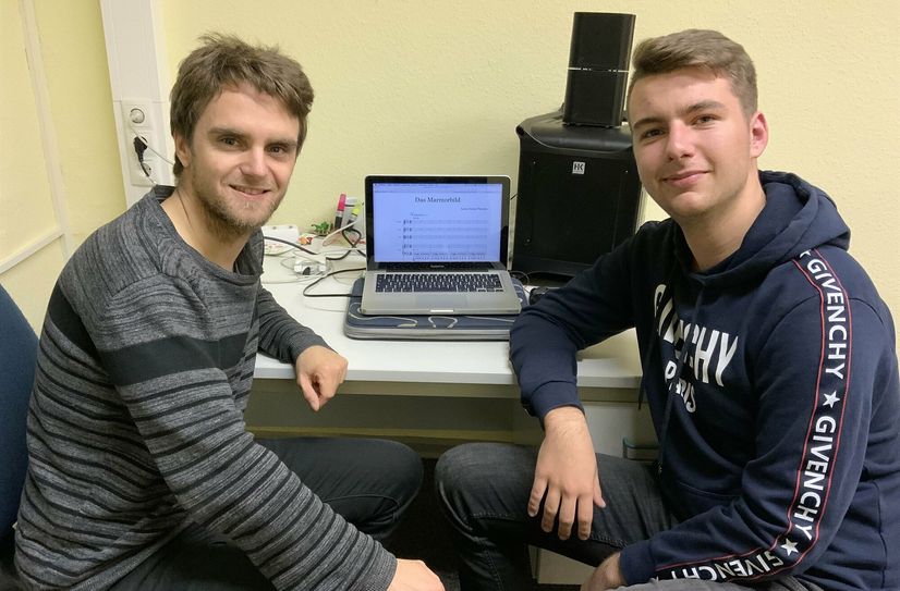 Diplom Musikpädagoge Paul Peuker (l.) und sein Kompositionsschüler Leon Jonas Thieme (r.).