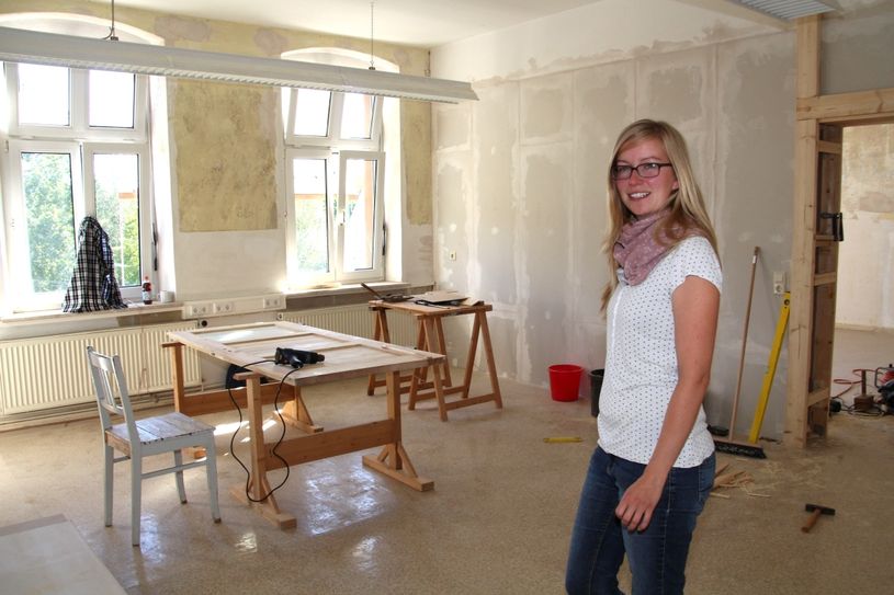 Leiterin Claudia Gebhardt in einem der ehemaligen Klassenräume, die momentan noch umgebaut werden. Foto: Keil
