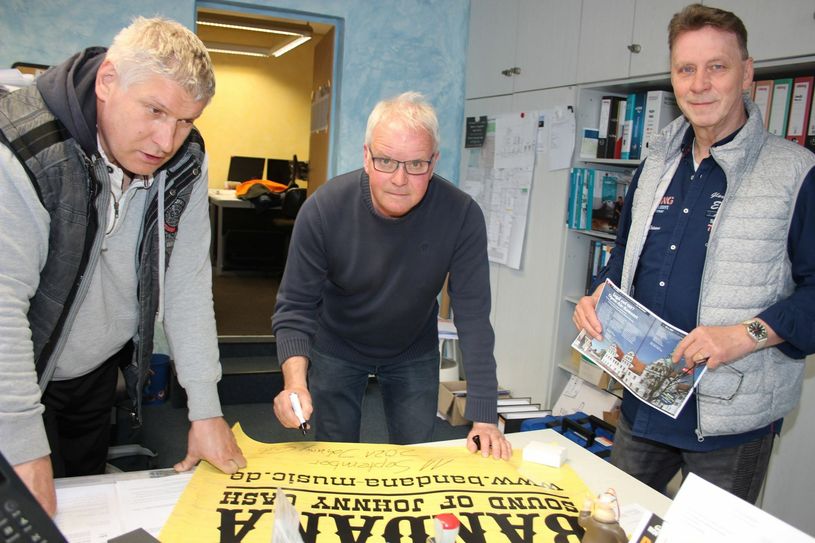 Ein unruhiges Jahr liegt hinter Kassenwart Olaf Seide, Vereinschef Lutz Kilian und Vorstandsmitglied Peter Pach (v.l.). Gut, dass die meisten Plakate recht neutral gedruckt wurden und nur noch »umetikettiert« werden müssen. Foto: wit