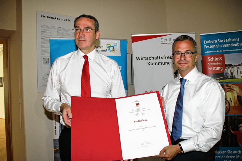 Wirtschaftsminister Albrecht Gerber (re.) hat der Stadt Senftenberg das Prädikat „Staatlich anerkannter Erholungsort“ verliehen. Bürgermeister Andreas Fredrich (li.) freut sich für seine Stadt. Foto: wit