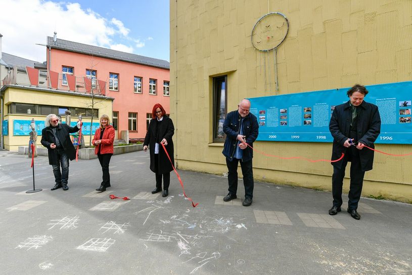 Christoph Polster und Grit Meyer (beide im Vorstand des Vereins), Katrin Schloßhauer  (Geschäftsführerin), Jörn Meyer (ehem. Geschäftsführer), und Stefan Zaborowski (Vorsitzender des Vorstands) bei der Eröffnung der Ausstellung »30 Jahre Jugendhilfe Cottbus e.V.«. Foto: Thomas Richert