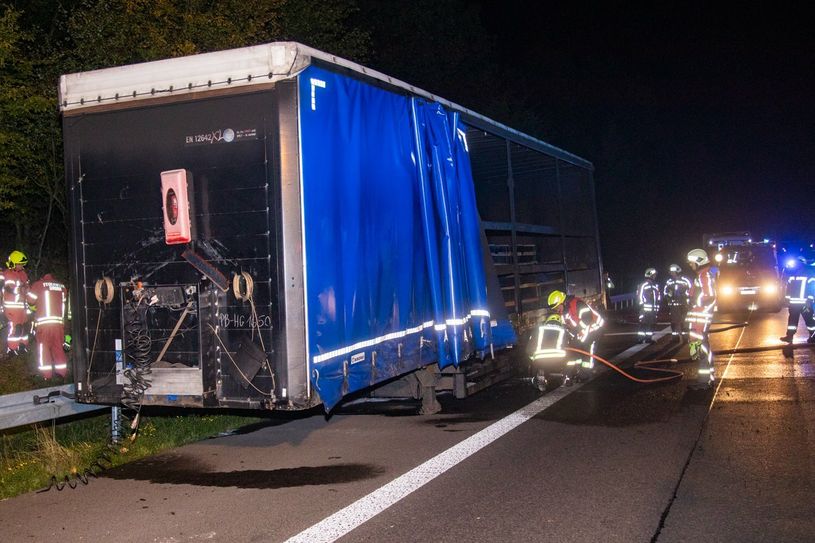 Der Auflieger eines LKWs hatte aus bisher ungeklärter Ursache Feuer gefangen.
