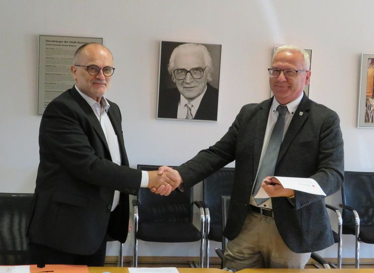 Zufriedene Gesichter bei Hoyerswerdas Oberbürgermeister Torsten Ruban-Zeh (rechts) und dem Kamenzer Stadtoberhaupt Roland Dantz, die Anfang Juni die Kooperationsvereinbarung der »Wachstumsregion Dresden« unterzeichneten. Foto: Silke Richter