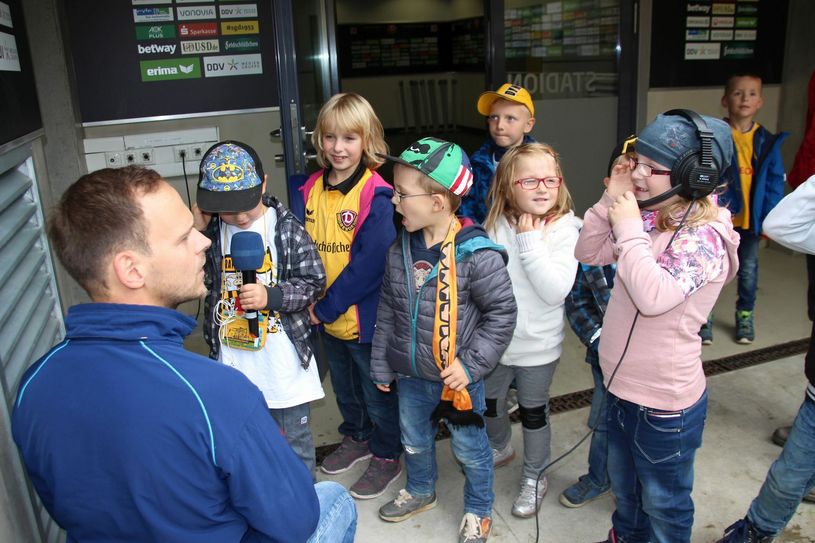 Ralf Made (Starlight Event) zeigt den Mädchen und Jungs die Technik
