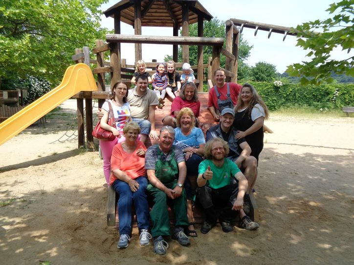 Sie waren fleißig: Heide & Günther Brendel/ Meißen; Kathrin, Torsten & Jon Gerstmann/ Nossen; Kati, Toni & Naomi Moschke/ Nossen; Linda & Matthias Zill/ Nossen; Walentina, Sergej & Angelina Rerich/ Nossen hatten viel Spaß beim Arbeitseinsatz.                 Foto: PR