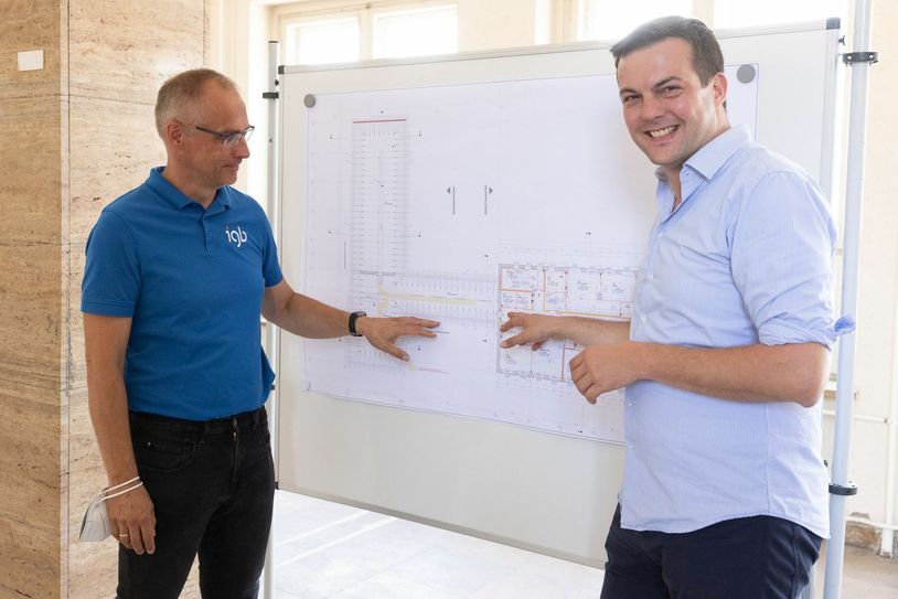 Sozialwerke-Geschäftsführer Martin Reiher(r.) und Bauleiter Christian Prieß beim »letzten Schultag« in der Pieck-Schule. Foto: Lars Wiedemann