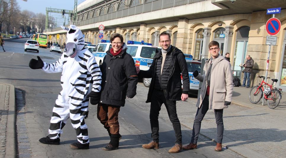 Ulrike Caspary (Grüne),  Dr. Martin Schulte-Wissemann, (Piraten/Linke) und Hendrik Stalmann-Fischer (SPD, v.l.) wollen u.a. auf der Bayrischen Straße hinter dem Hauptbahnhof einen "Zebrastreifen" einrichten lassen. Gute Frage: Gab's so einen Streifen hier nicht schon einmal? Foto: Pönisch